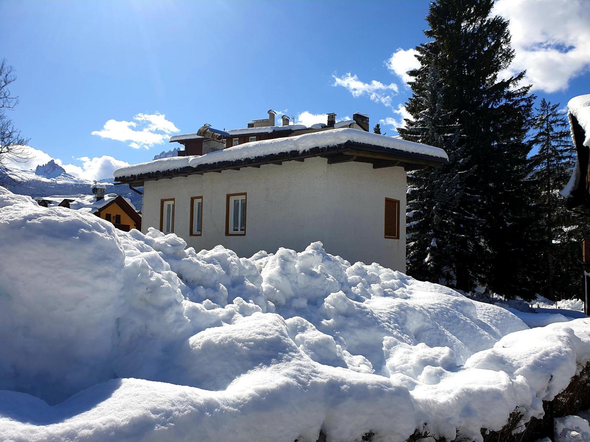 Luminoso Ed Accogliente, Centralissimo Appartamento Indipendente Cortina dʼAmpezzo Exterior foto