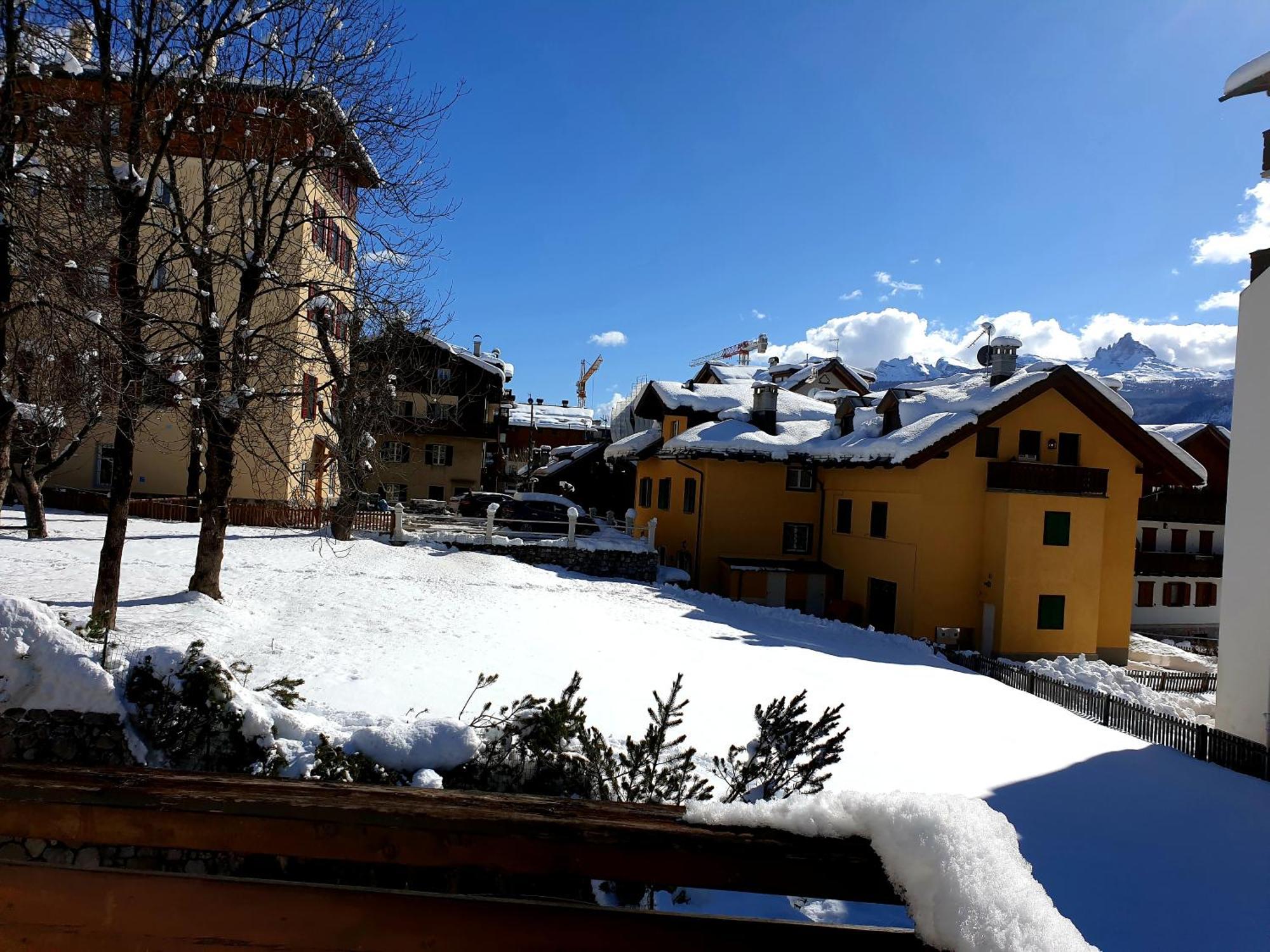 Luminoso Ed Accogliente, Centralissimo Appartamento Indipendente Cortina dʼAmpezzo Exterior foto